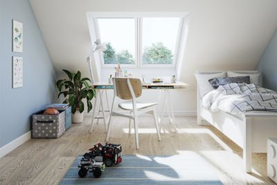 Pièce située sous plafond et équipée d'une fenêtre de toit VELUX.