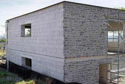 Maison en construction bâtie en blocs cellulaires YTONG 07.