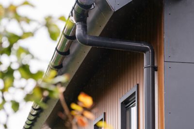 Gouttières en TECHTAN de la marque Nicoll installées sur le toit d'une habitation.